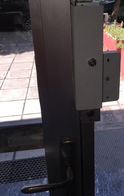 Ηλεκτρομαγνητική κλειδαριά σε είσοδο πολυκατοικίας